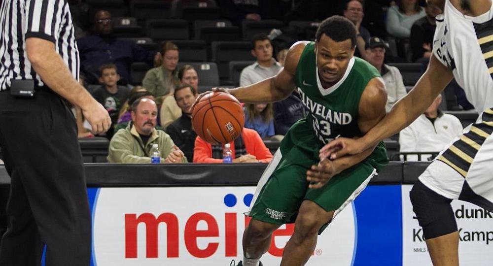 Edwards Scores 18, Flannigan Posts Double-Double in Setback at Milwaukee