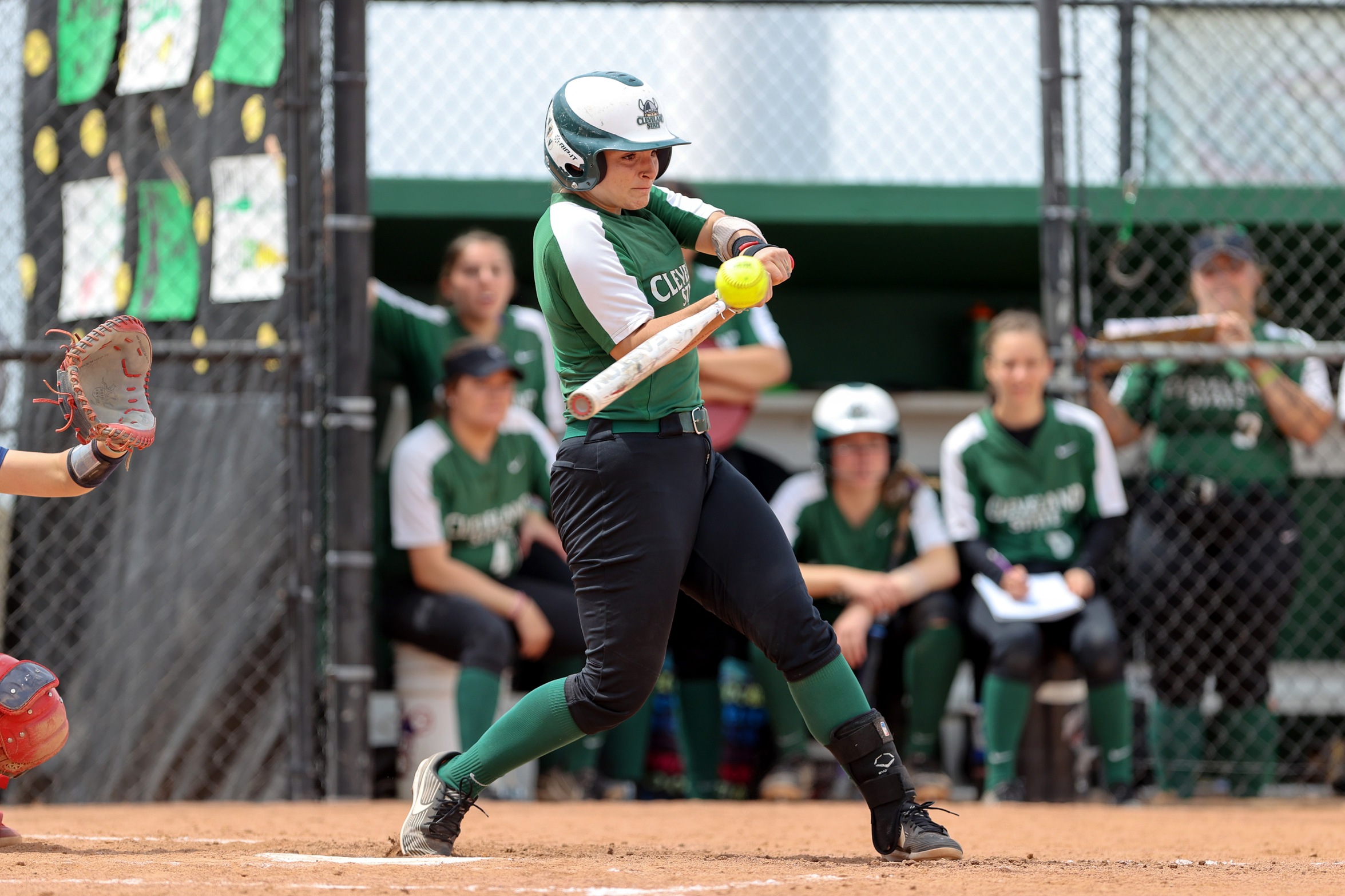 Softball sweeps Saturday Senior Day doubleheader; remains in race for first